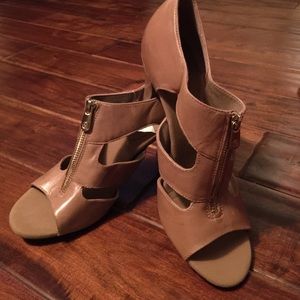 NWOT Adrienne Vittadini tan leather heels