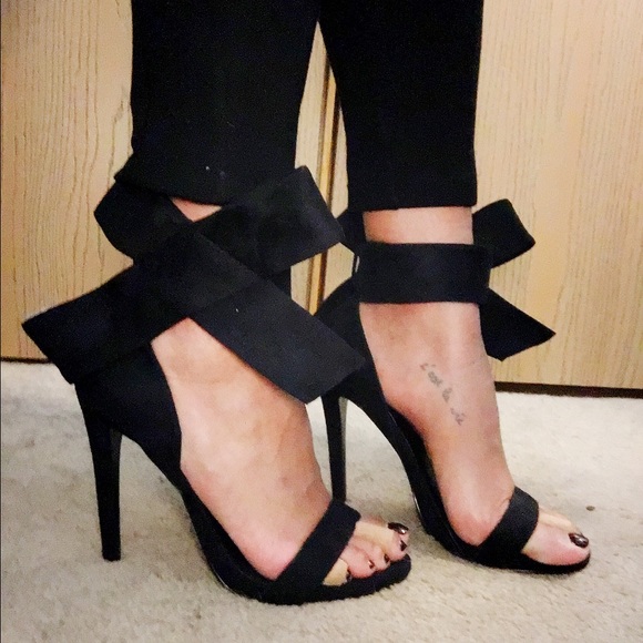 Akira Bow Heels