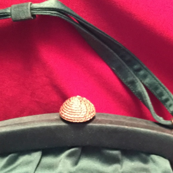 SOLD. EMERALD GREEN SATIN EVENING HANDBAG - Picture 3 of 3