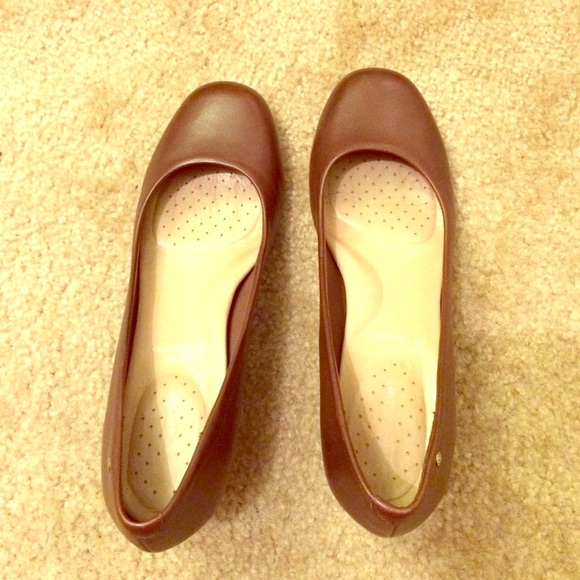 Brown work pumps