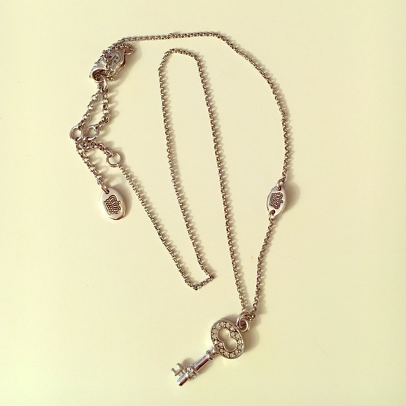 Adorable, silver Juicy Couture key necklace - Picture 1 of 2