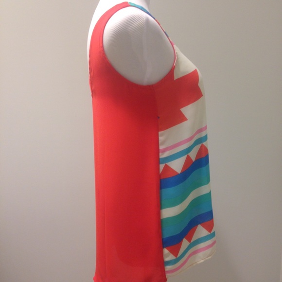 Sleeveless top with design on front. - Picture 2 of 4