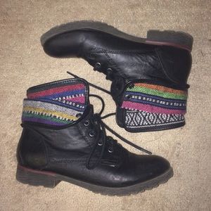 Black boots with patterned top