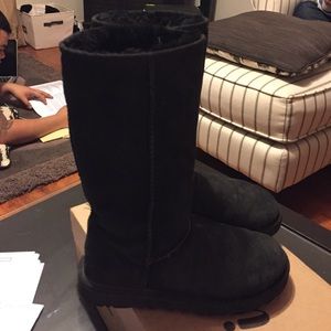 Black classic tall uggs