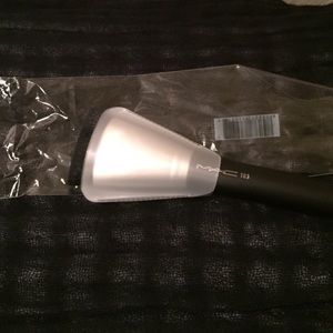 MAC Flat Contour Brush #163