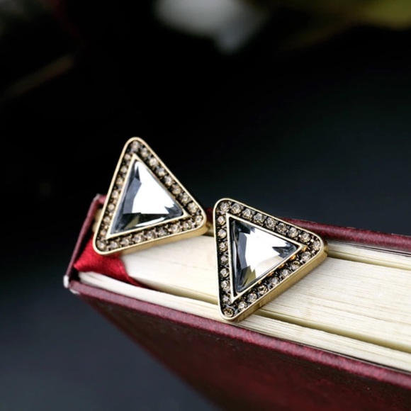 🆕 Crystal Triangle Stud Earrings - Picture 2 of 4