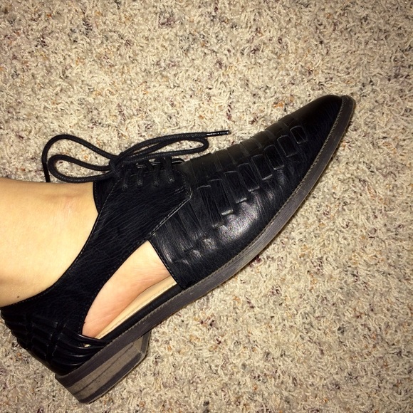 Black cutout dress shoes 👛
