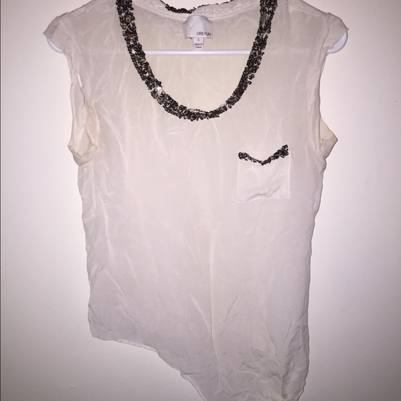 White t shirt with side pocket