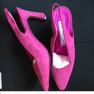 Beautiful Via Spiga pink suede heels