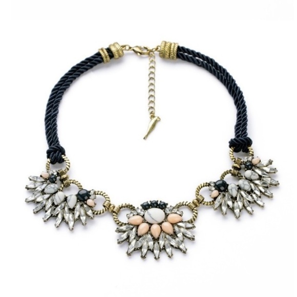 🚫SOLD🚫🆕 Hot Trendy Statement Necklace - Picture 2 of 4