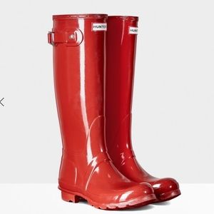 LOOKING FOR RED OR PINK HUNTER BOOTS, SIZE 10