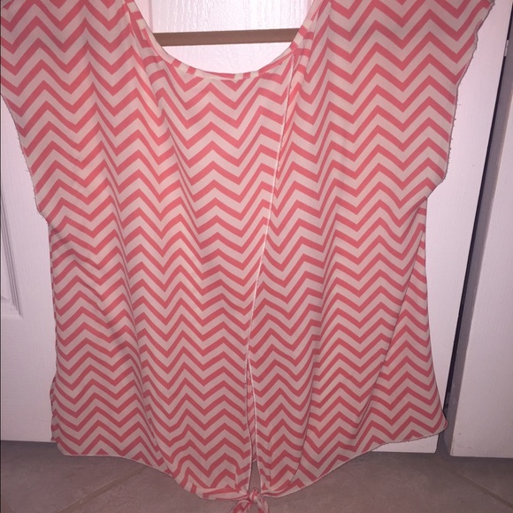 MAKE OFFERS! Chevron top - Picture 2 of 3
