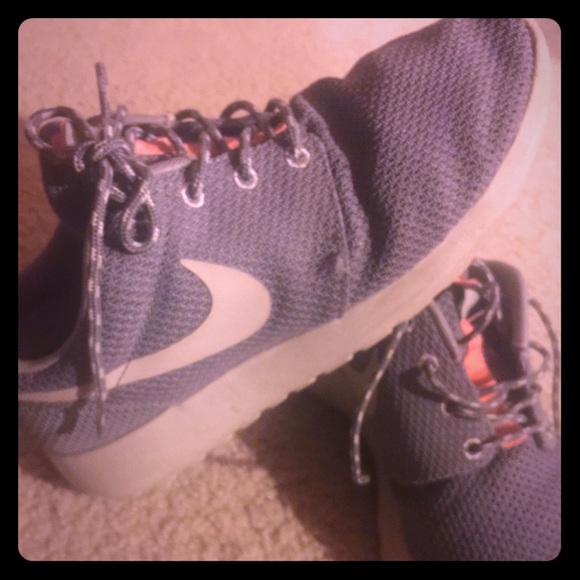 Womens Nike size 7 Roshe