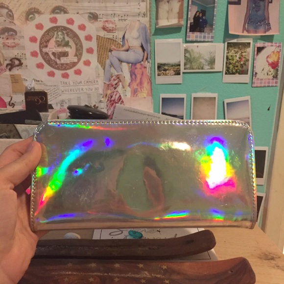 HOLOGRAPHIC WALLET