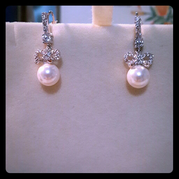 Pearl drop earrings