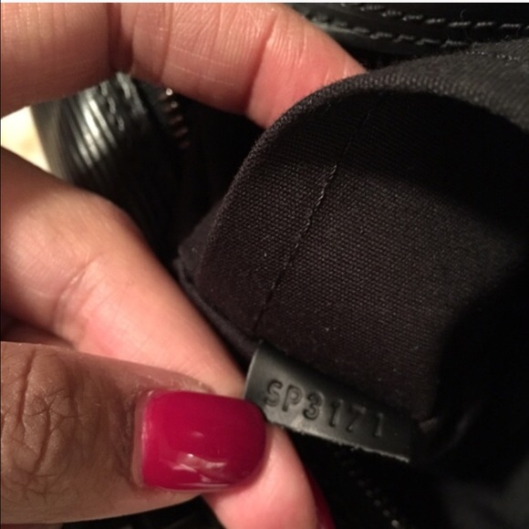SOLD Black epi leather Louis Vuitton speedy 35bag - Picture 4 of 4