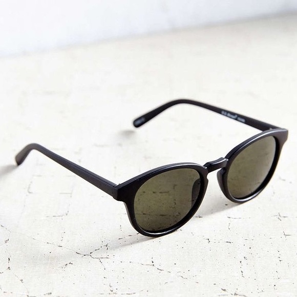 BRAND NEW Urban Outfitters round sunglasses
