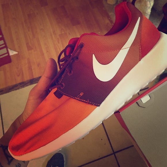 Nike Shoes - Nike Roshe