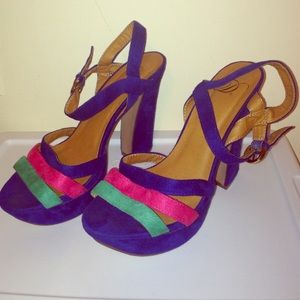 Summer pumps with straps