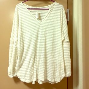 V-neck long sleeve shirt
