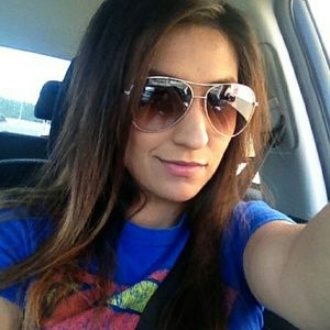 Meet your Posher, Isabel