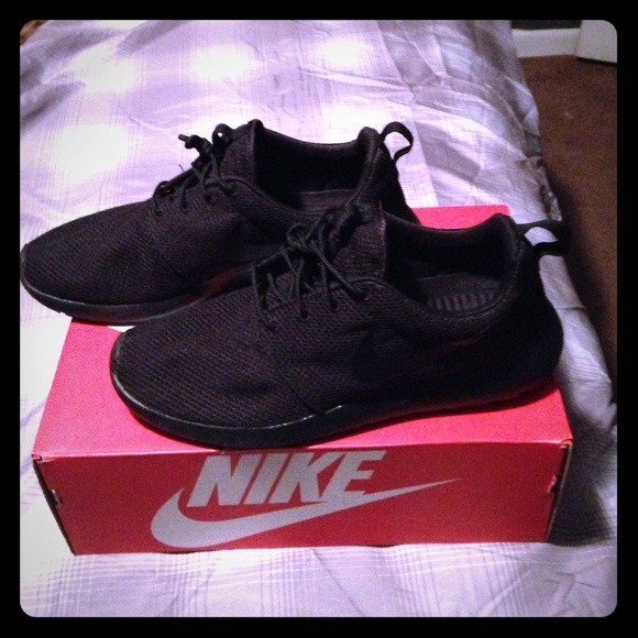 Nike roshe one mens size 10 hit the offer button