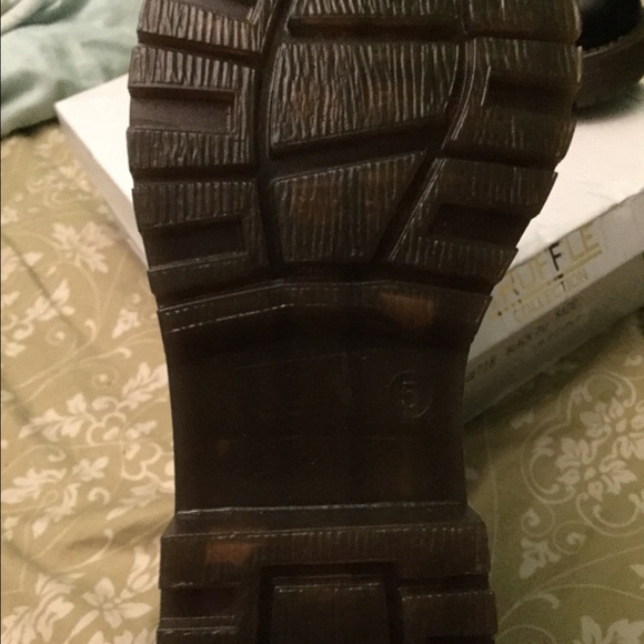 Black platform boots. Very cute! - Picture 2 of 3