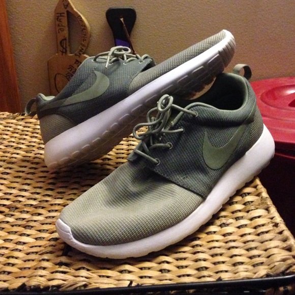 Olive colored roshes Men's!