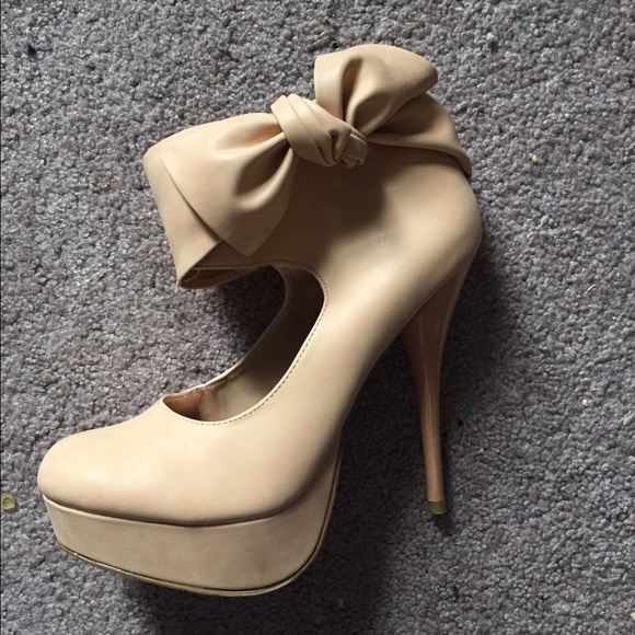 Bow heels