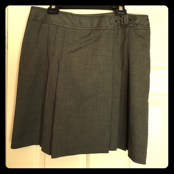 🛍 SALE! 🌺🌺. Ann Taylor Loft grey skirt