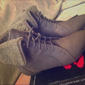 Cute Size 10 boots! Brown trim flats fall autumn