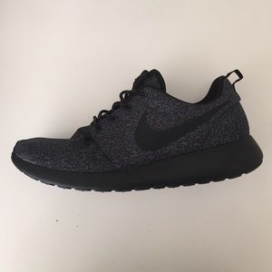SIZE 8 black textured Nike Roshe