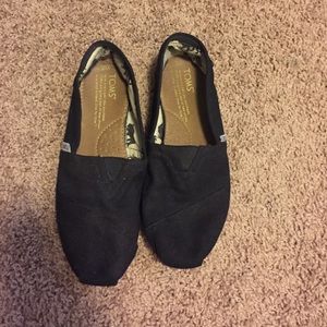 Barely worn black TOMS!