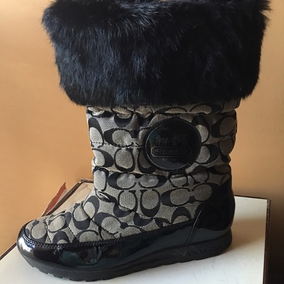 Fur trimmed coach boats