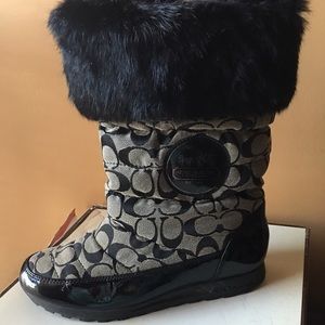 Fur trimmed coach boats