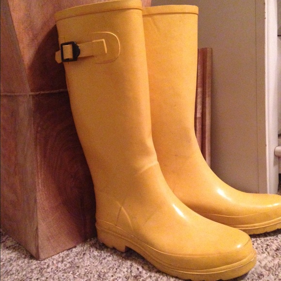 Shoes - Yellow Rain Boots size 7