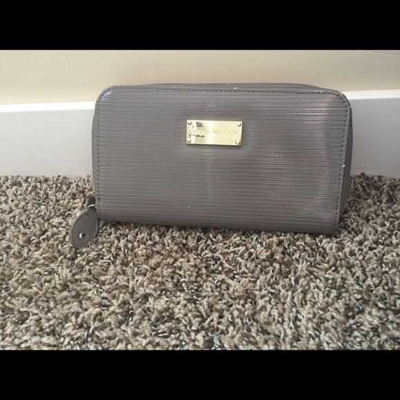 Cream Steve Madden Wallet. Barely used.
