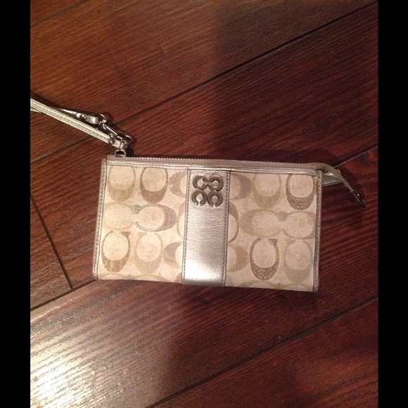 Coach Handbags - Coach Wristlet!