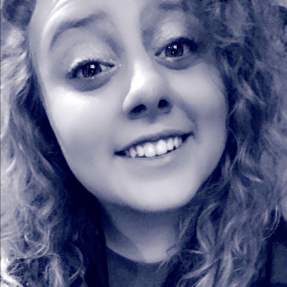 Meet your Posher, Taylor - Picture 2 of 4