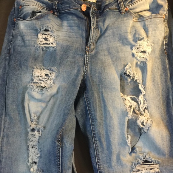 Light wash destroyed skinny jeans