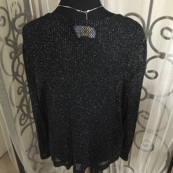 Cute top with 7 faux crystal button front..💋 - Picture 2 of 4