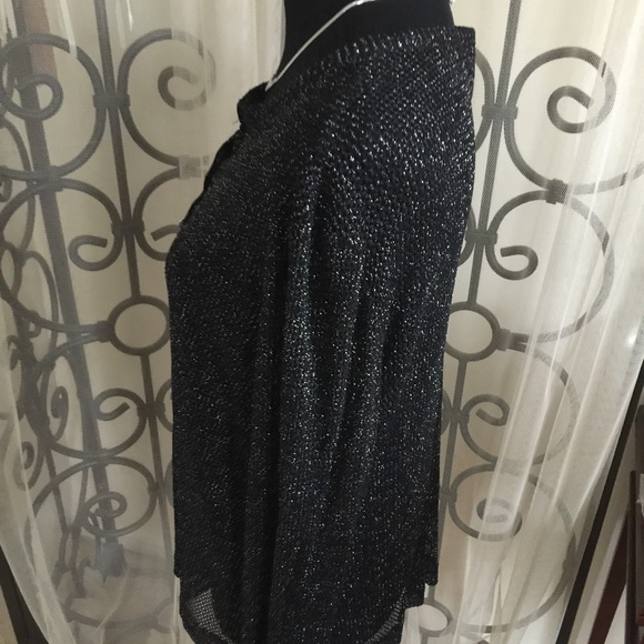 Cute top with 7 faux crystal button front..💋 - Picture 3 of 4