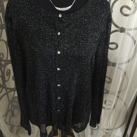 Cute top with 7 faux crystal button front..💋 - Picture 4 of 4