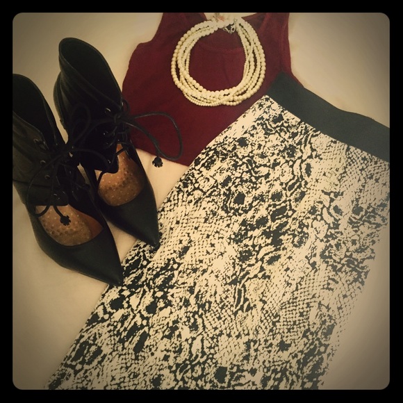 Snake pattern pencil skirt
