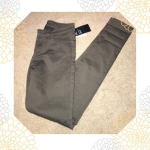 FINAL SALE 🔻H&M Olive Grn Skinny Jeans Size 6 NWT