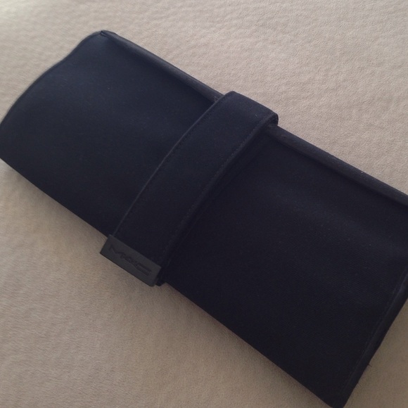 MAC roll up brush holder