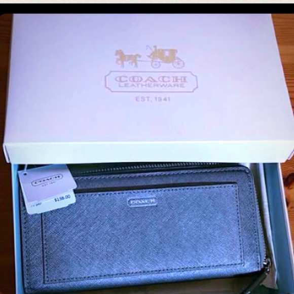 Auth NWT gift box silver Coach wallet beautiful