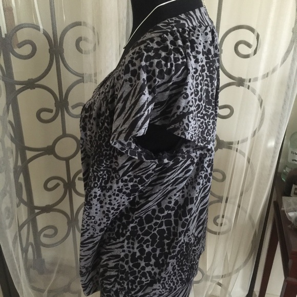Animal print inspired black and gray top...size 2 - Picture 2 of 4