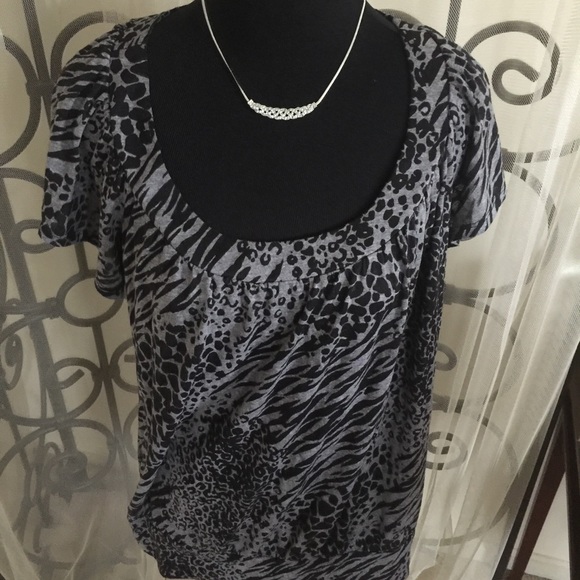 Animal print inspired black and gray top...size 2 - Picture 4 of 4