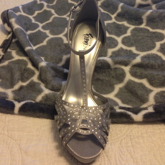 Fioni Night Silver Heels - Picture 2 of 3